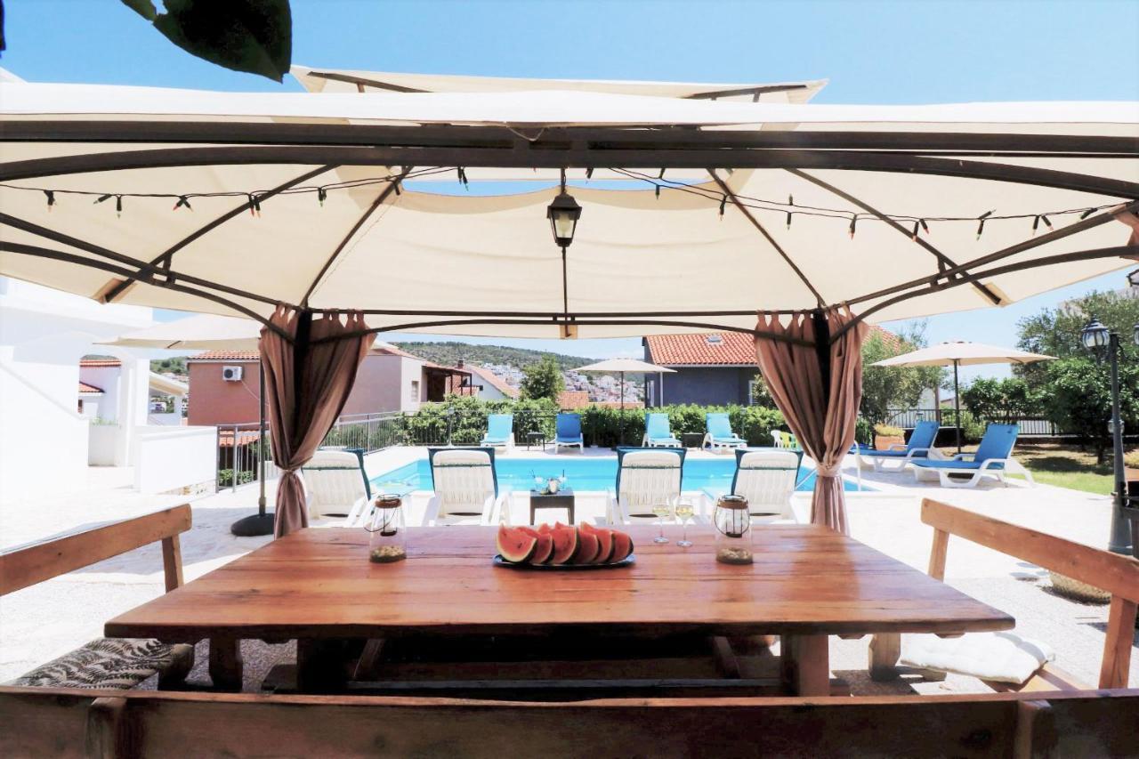 Villa Mendula Trogir - Luxury Villa By The Beach - Heated Pool - Organic Garden Buitenkant foto